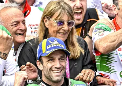 MotoGP 2025. GP di Francia. I retroscena della vittoria di Johann Zarco: il sorriso senza un dente del babbo, la mamma non l'aveva mai visto correre in 17 anni! [VIDEO]