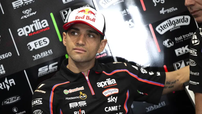Jorge Mart&igrave;n e Aprilia: la possibile separazione va virale sui social. E' una pioggia di meme