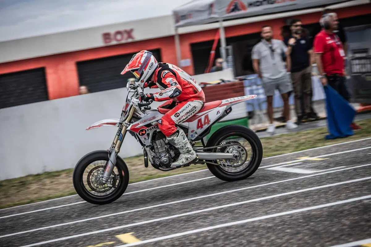 Mondiale Supermoto: weekend sardo da combattente per Vertemati [Gallery]