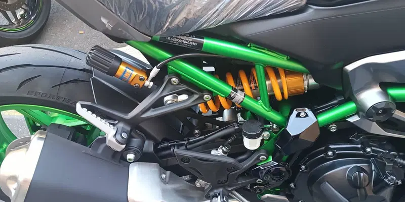 Kawasaki Z 900 SE (2025 - 26) (4)