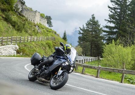 Yamaha Tracer 9 GT+: test, pro e contro della sport-tourer con cambio automatico [VIDEO E GALLERY]