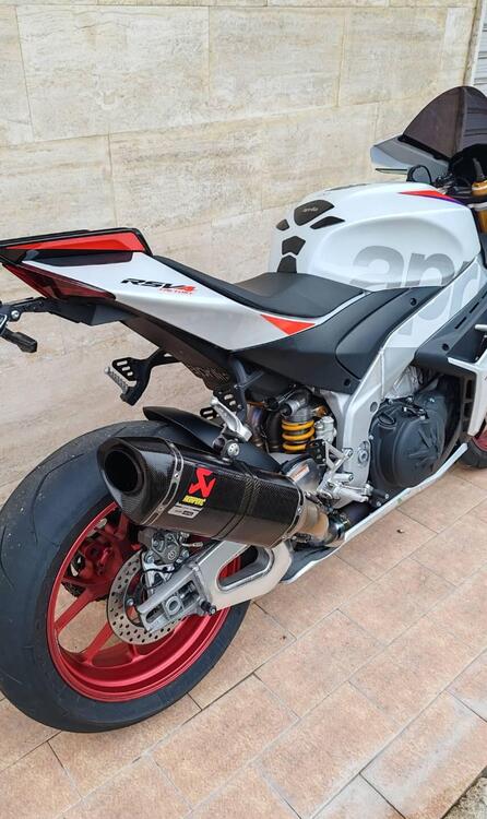 Aprilia RSV4 1100 Factory (2021 - 24) (2)