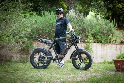 Costa meno di un cellulare, ma sfida la legge! Il TEST della e-bike economica che piace ai riders