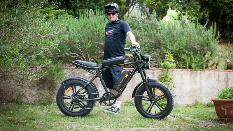 Costa meno di un cellulare, ma sfida la legge! Il TEST della e-bike economica che piace ai riders