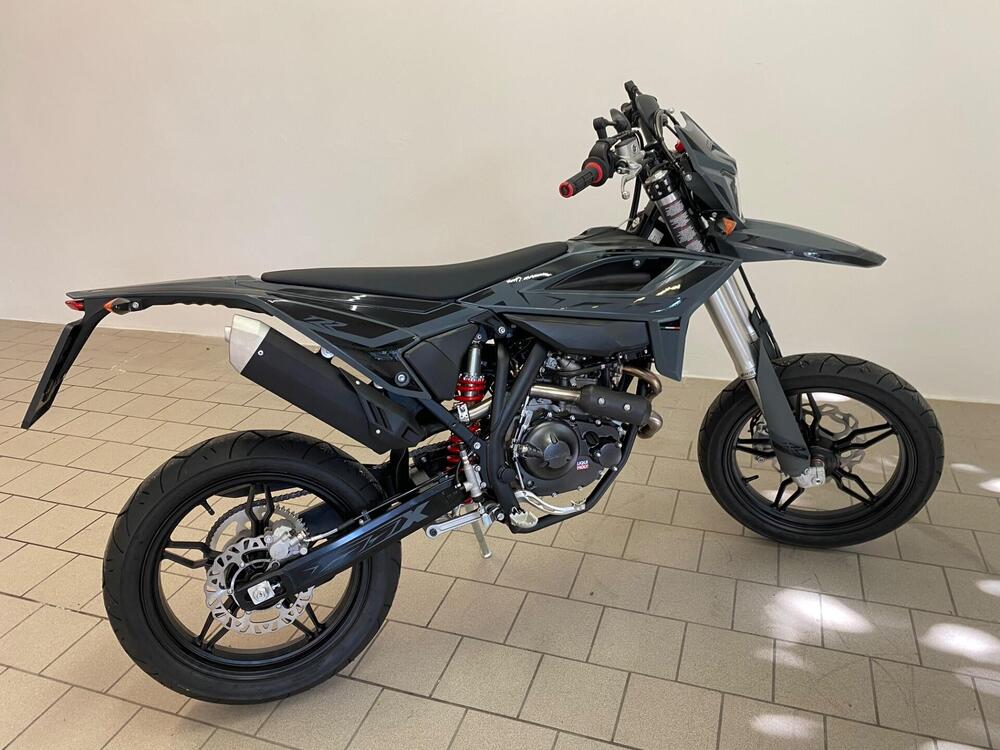 Betamotor RR 125 4T Motard T - X Special Edition (2025) (2)