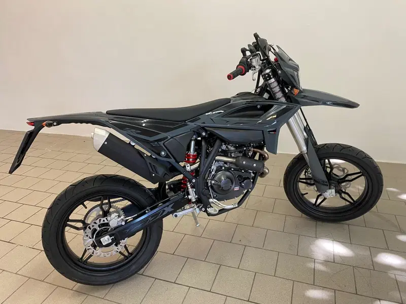 Betamotor RR 125 4T Motard T - X Special Edition (2025 - 26) (2)