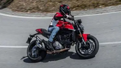 Ducati Monster V2: le prime foto "rubate" del collaudo su strada
