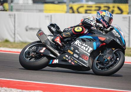 Toprak primo nelle FP1. Highside per Bulega, Iannone e altri piloti