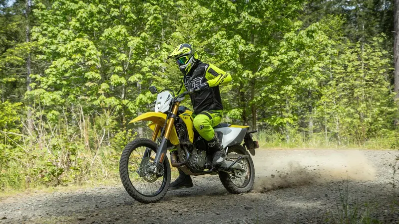 Suzuki DR-Z 4S: La Leggenda Rinasce, Pronta a Conquistare Ogni Terreno! [VIDEO &amp; GALLERY]