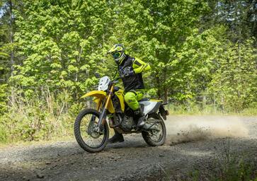 Suzuki DR-Z 4S: La Leggenda Rinasce, Pronta a Conquistare Ogni Terreno! [VIDEO & GALLERY]