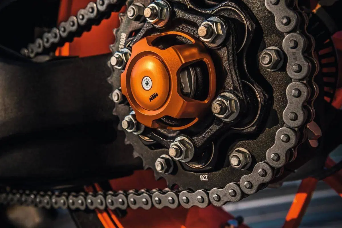 Protezione KTM perno ruorta posteriore