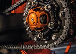 Protezione KTM perno ruorta posteriore