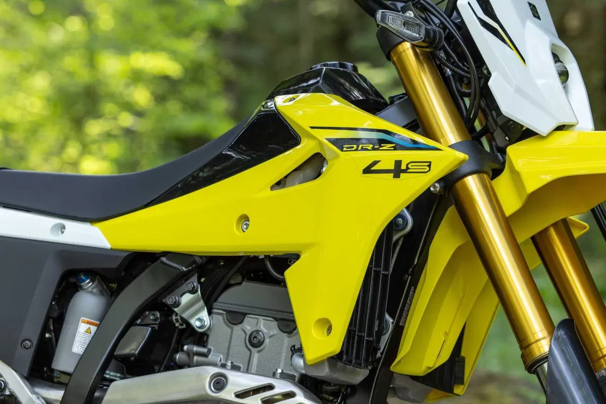 Suzuki DR-Z 4S: La Leggenda Rinasce, Pronta a Conquistare Ogni Terreno! [VIDEO & GALLERY] (3)