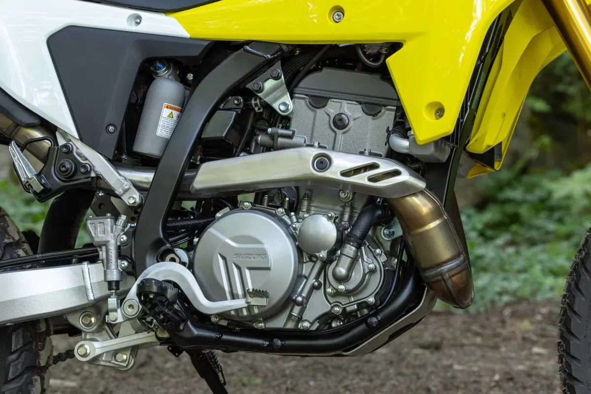 Suzuki DR-Z 4S: La Leggenda Rinasce, Pronta a Conquistare Ogni Terreno! [VIDEO & GALLERY] (4)