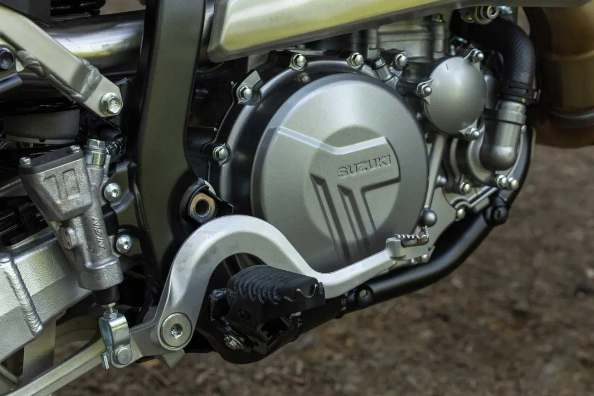 Suzuki DR-Z 4S: La Leggenda Rinasce, Pronta a Conquistare Ogni Terreno! [VIDEO & GALLERY] (7)