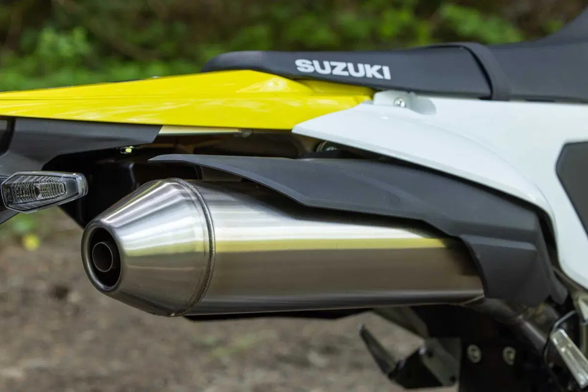 Suzuki DR-Z 4S: La Leggenda Rinasce, Pronta a Conquistare Ogni Terreno! [VIDEO & GALLERY] (9)