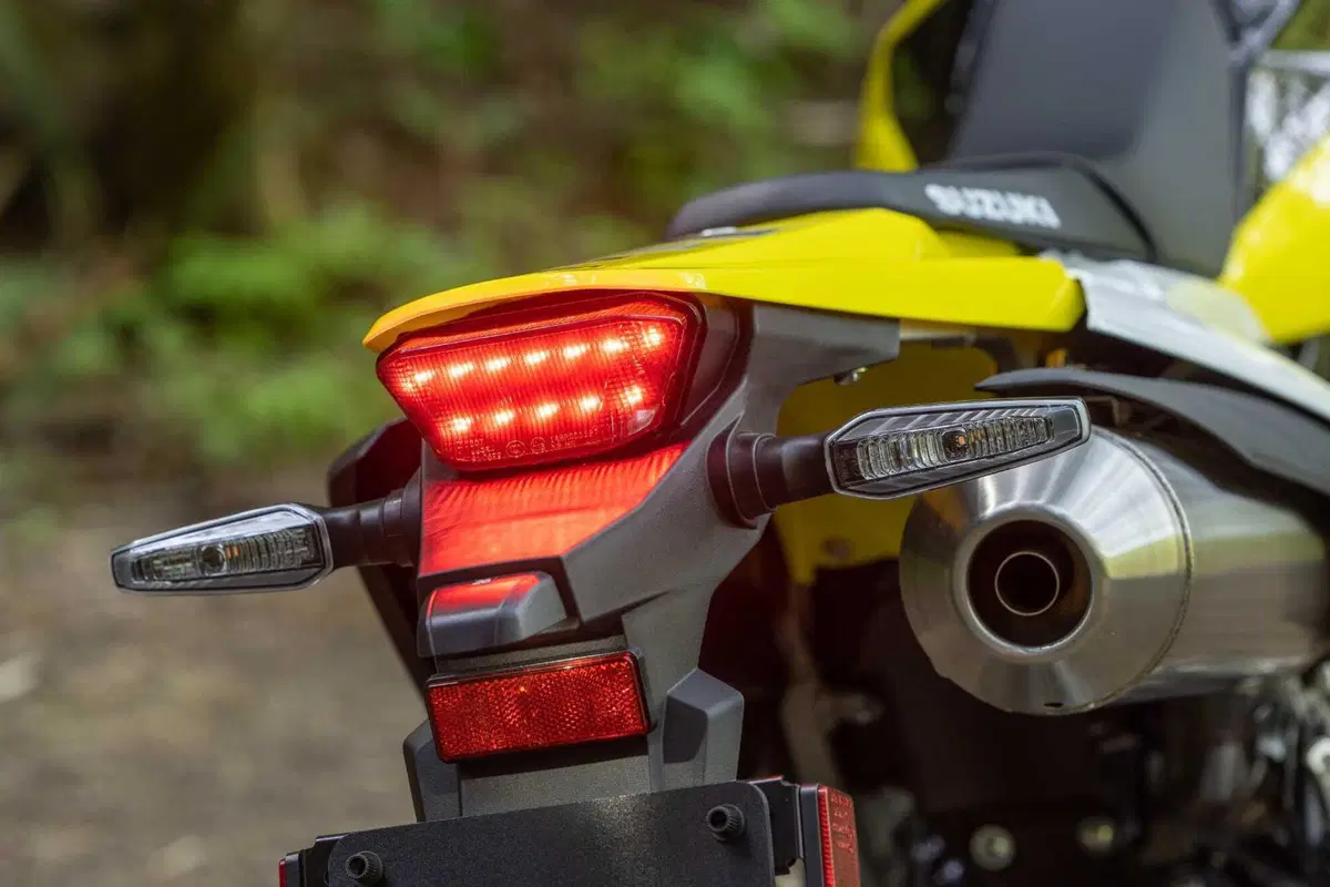Suzuki DR-Z 4S: La Leggenda Rinasce, Pronta a Conquistare Ogni Terreno! [VIDEO & GALLERY] (10)