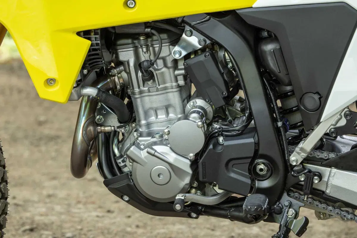 Suzuki DR-Z 4S: La Leggenda Rinasce, Pronta a Conquistare Ogni Terreno! [VIDEO & GALLERY] (12)