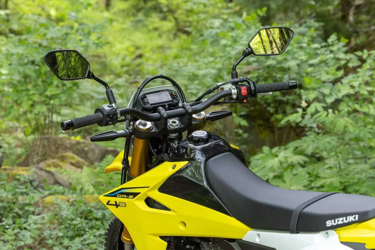 Suzuki DR-Z 4S: La Leggenda Rinasce, Pronta a Conquistare Ogni Terreno! [VIDEO & GALLERY] (13)