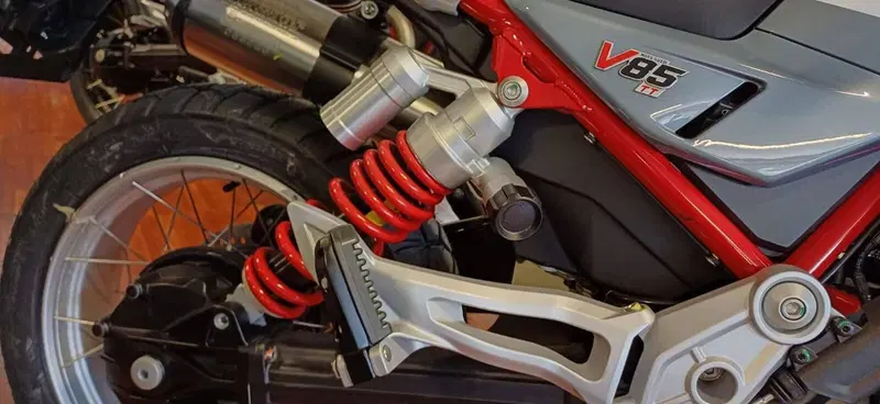 Moto Guzzi V85 TT (2024 - 26) (3)