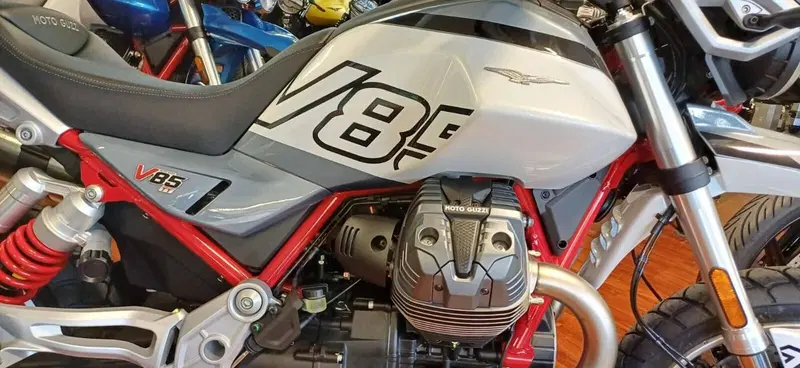 Moto Guzzi V85 TT (2024 - 26) (4)