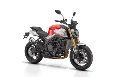 QJMotor SRK 900: cresce in tutto