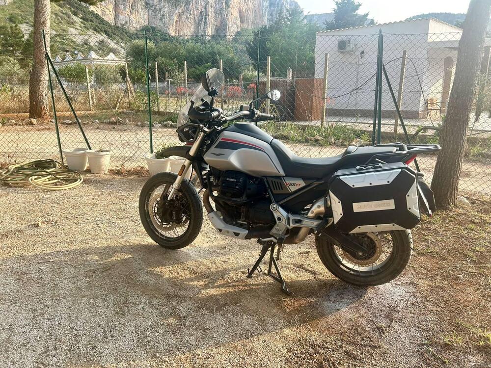 Moto Guzzi V85 TT Travel (2021 - 23)