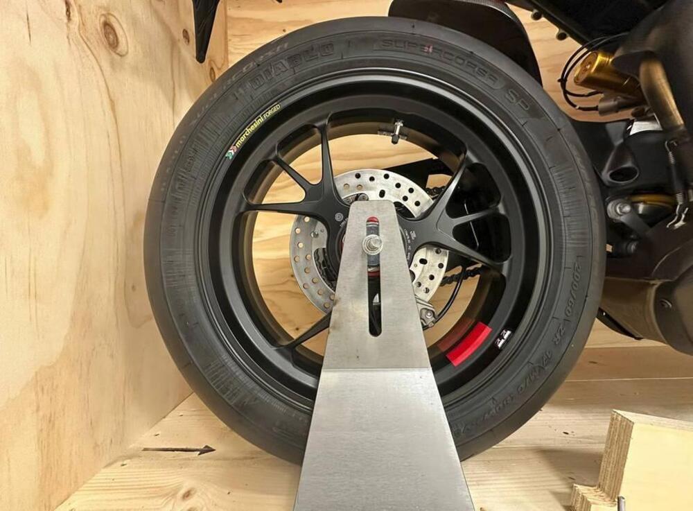 Ducati Panigale V4 Bagnaia 2023 World Champion Replica (2024) (4)