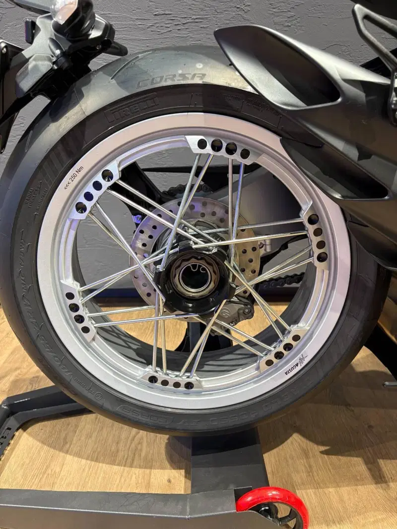 MV Agusta Superveloce 800 98 (2023 - 26) (10)