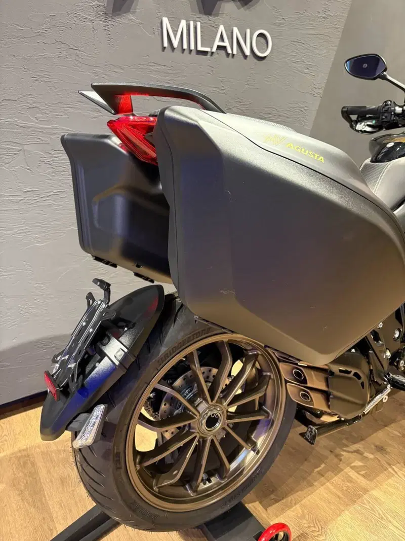 MV Agusta Turismo Veloce 800 Lusso SCS (2021 - 26) (4)