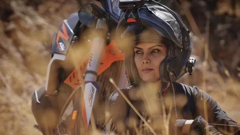 Biocarburante e sidecar d'epoca: &egrave; partita la nuova sfida ambientale di Maryam Talaee