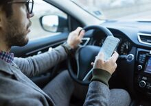 Il cellulare alla guida può invalidare l’assicurazione auto: ora è ufficiale
