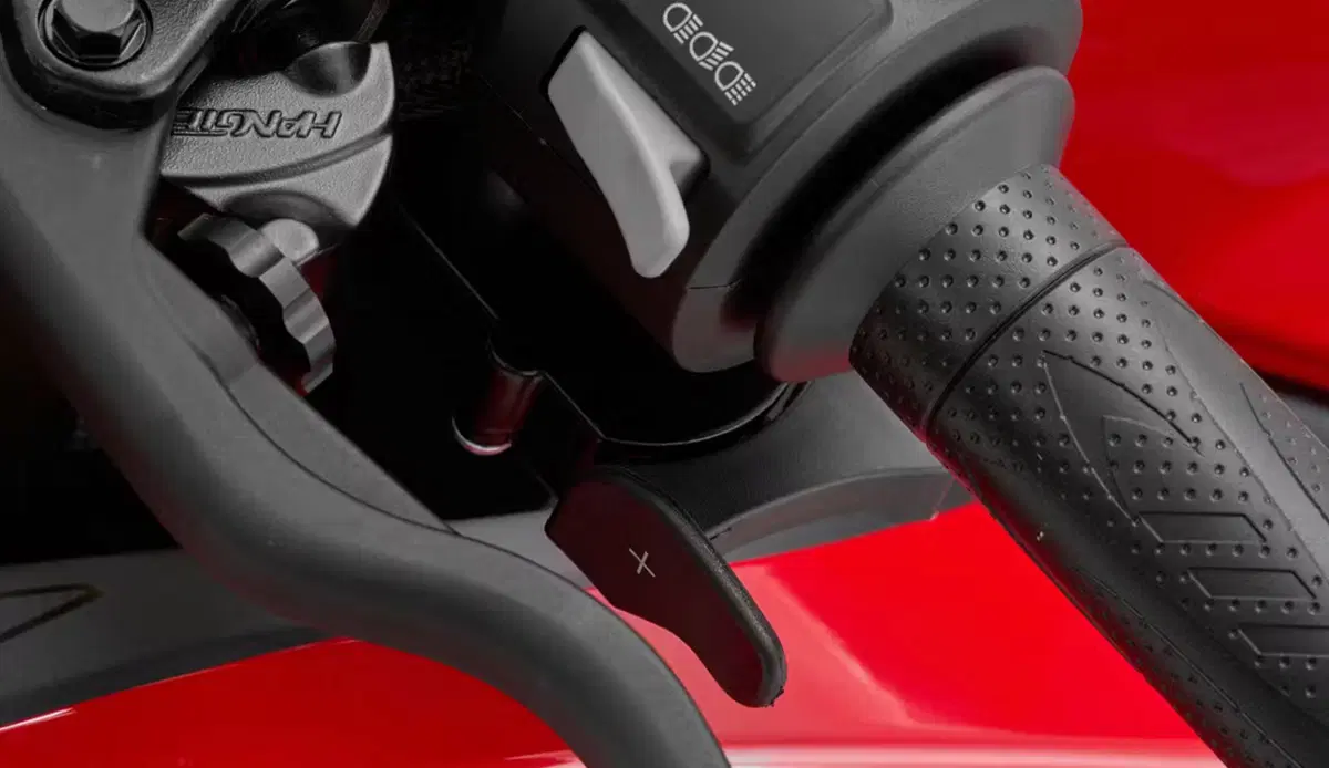 QJMotor SRK 500 RA: monobraccio e cambio automatico (4)