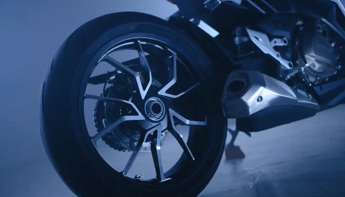 QJMotor SRK 500 RA: monobraccio e cambio automatico (3)