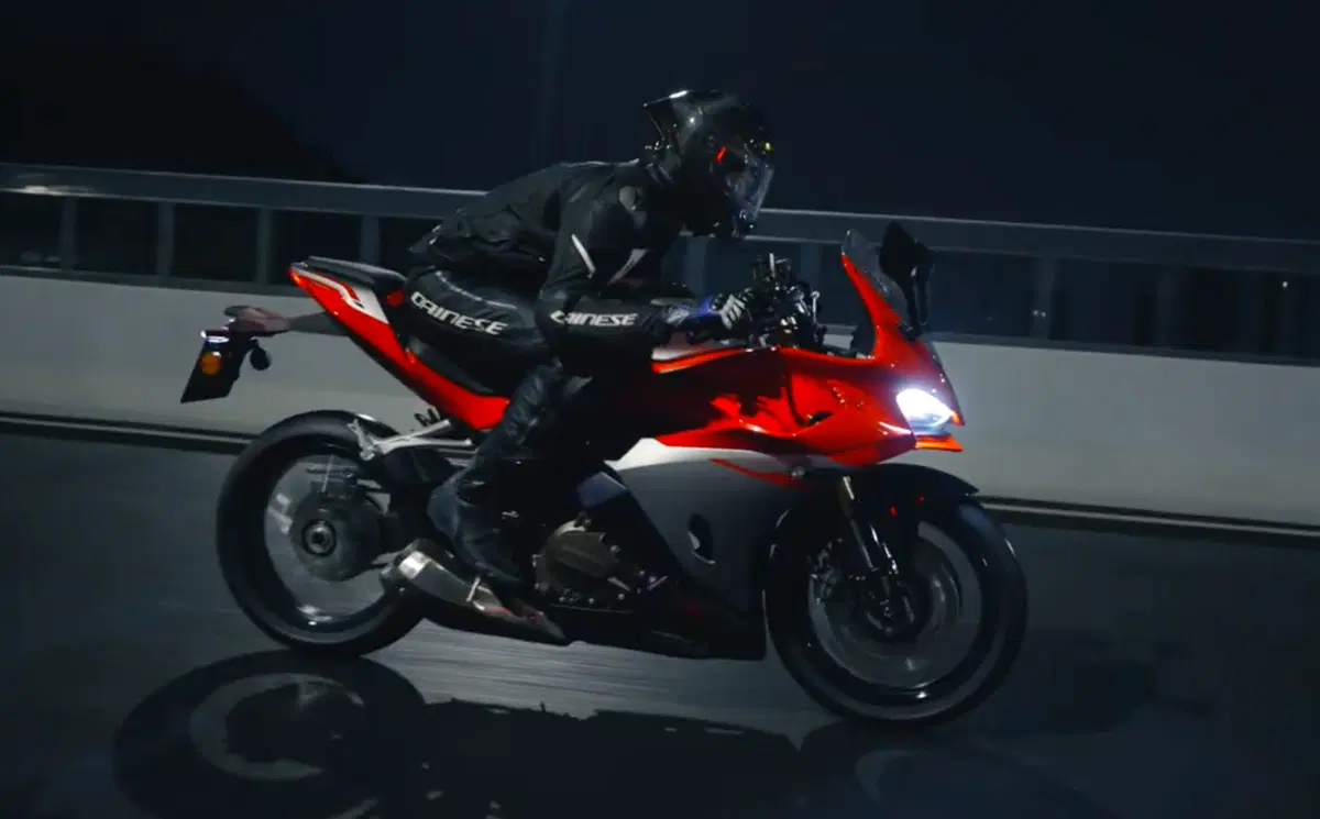 QJMotor SRK 500 RA: monobraccio e cambio automatico (4)