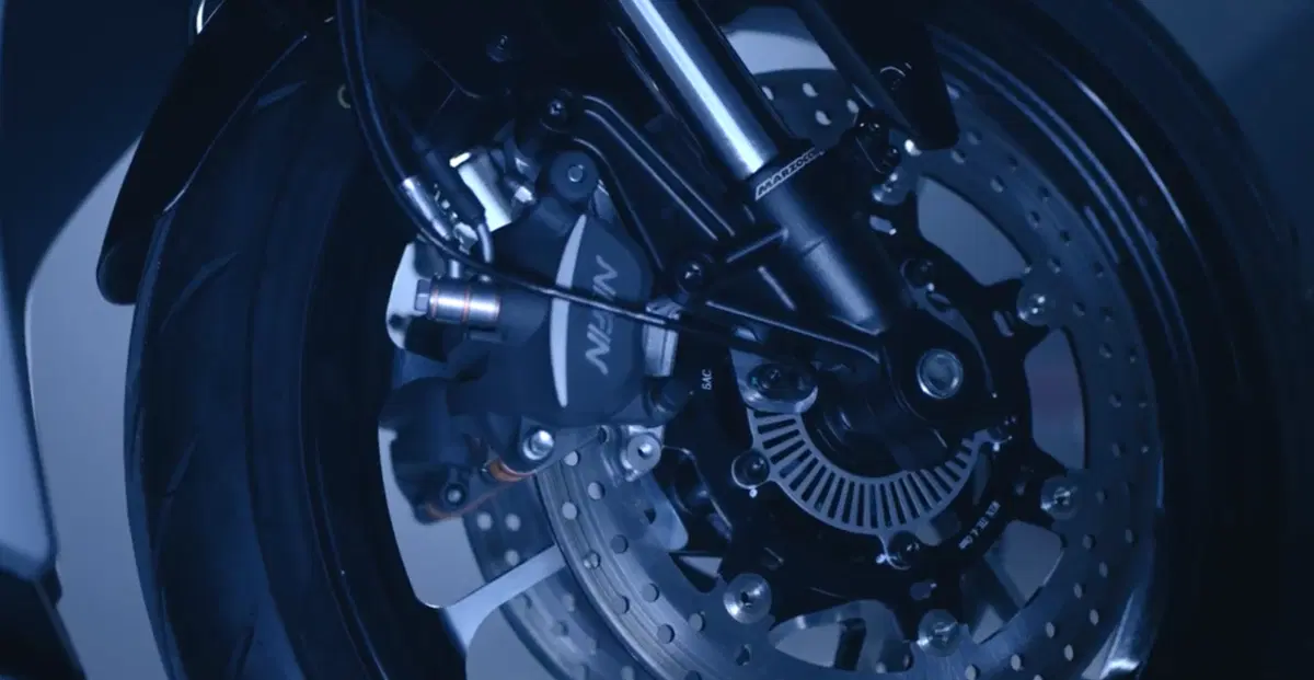 QJMotor SRK 500 RA: monobraccio e cambio automatico (5)
