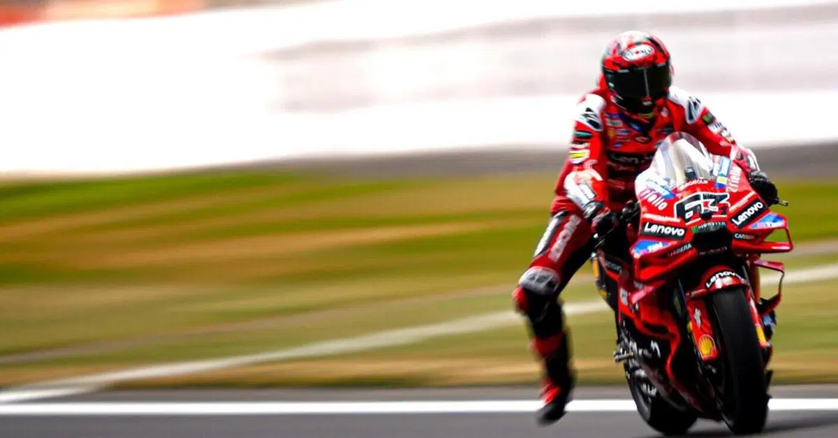 MotoGP 2025. GP del Regno Unito a Silverstone. Pecco Bagnaia: "Con la GP25 non posso frenare fino a centro curva, vedo chi ha la 24 lo fa"