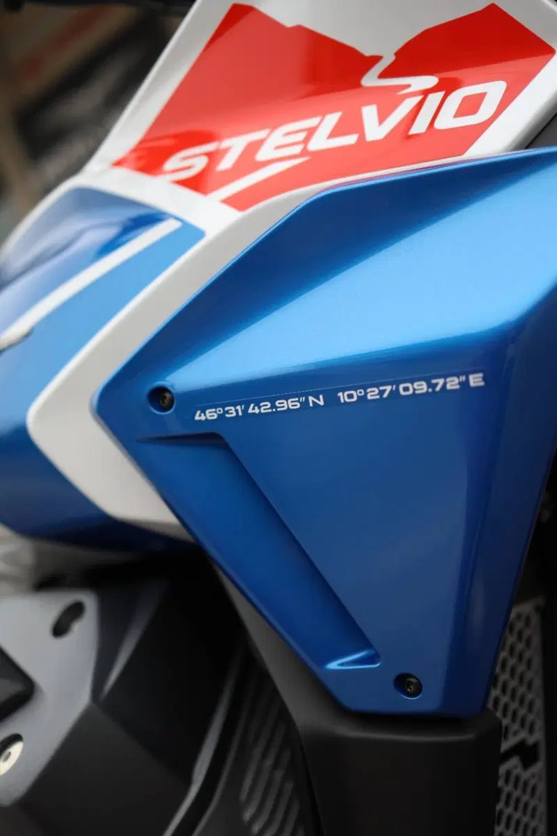 Moto Guzzi Stelvio Duecento Tributo (2025 - 26) (3)