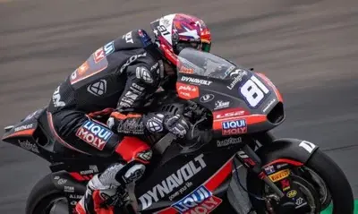 MotoGP 2025. GP del Regno Unito. Moto2: tutto si decide all'ultima curva! Vince Senna Agius, secondo Diogo Moreira, primo podio per David Alonso