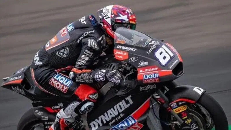 MotoGP 2025. GP del Regno Unito. Moto2: tutto si decide all'ultima curva! Vince Senna Agius, secondo Diogo Moreira, primo podio per David Alonso