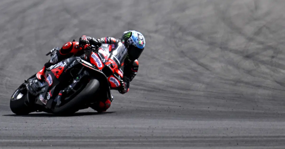 MotoGP 2025. GP del Regno Unito a Silverstone. Gara bellissima e incredibile: vince Marco Bezzecchi, secondo Johann Zarco, poi Marc Marquez batte Franco Morbidelli per il podio! [RISULTATI]
