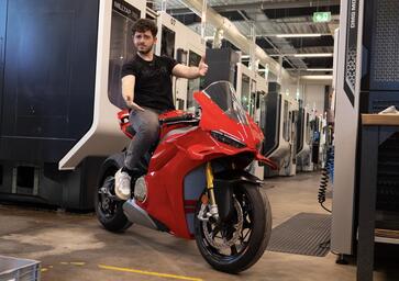 Pedane moto: come nascono? Siamo stati da Gilles per scoprirlo [VIDEO]