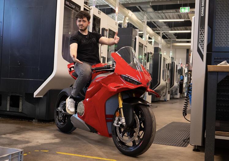 Pedane moto: come nascono? Siamo stati da Gilles per scoprirlo [VIDEO]