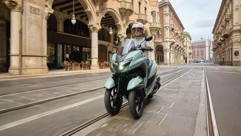 Yamaha Tricity 125 sbarca sul mercato: motore Euro5+, tre ruote e display connesso