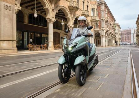 Yamaha Tricity 125 sbarca sul mercato: motore Euro5+, tre ruote e display connesso