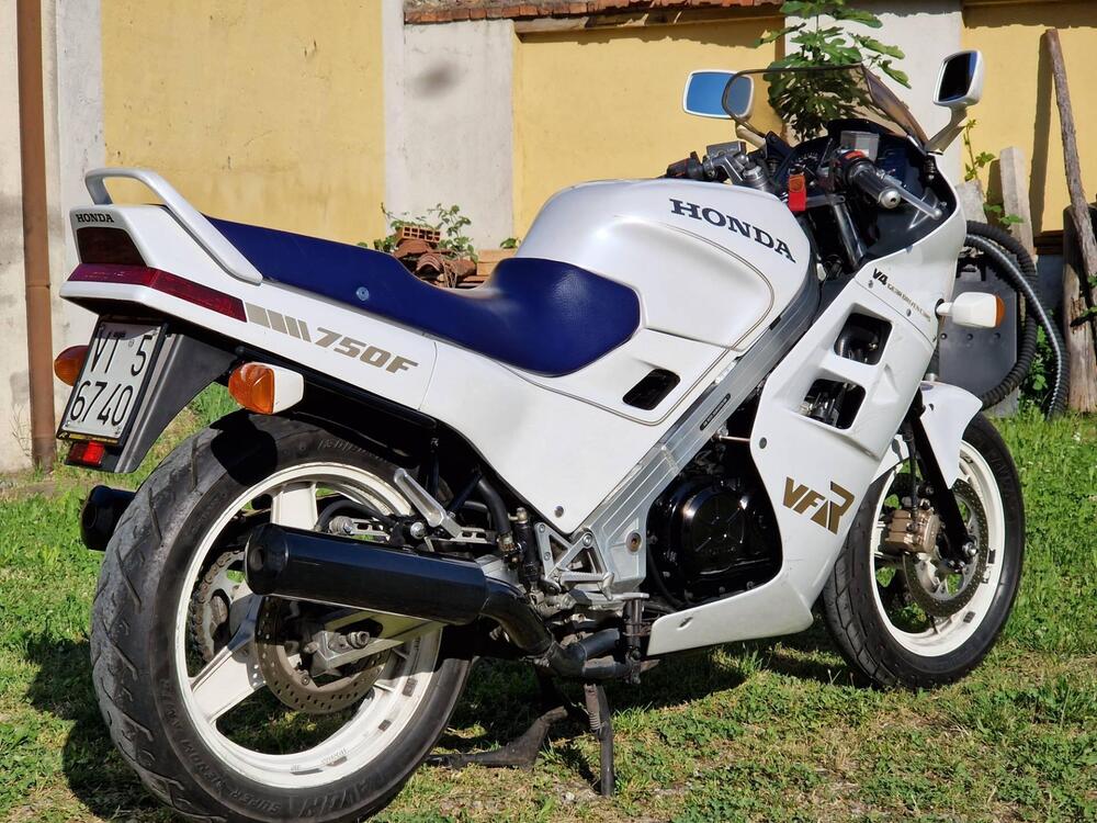 Honda VFR750F RC24 (3)