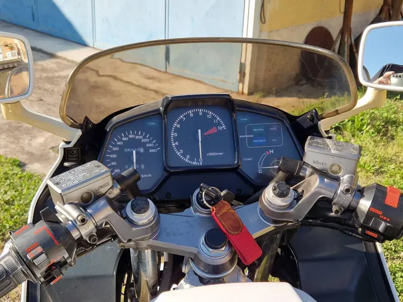 Honda VFR750F RC24 (9)
