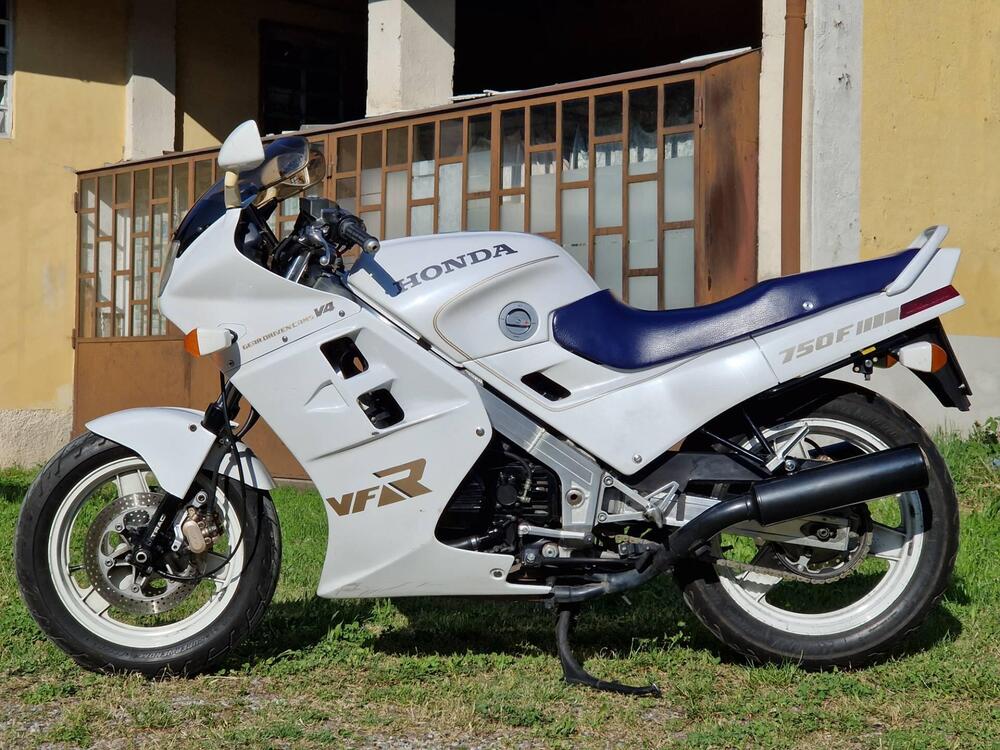 Honda VFR750F RC24