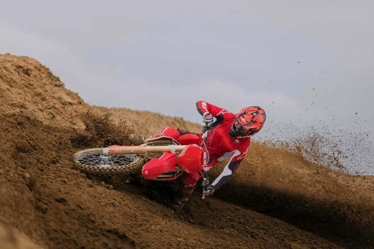 Desmo450 MX, momento storico: inizia la produzione della prima Ducati da motocross [GALLERY] (2)