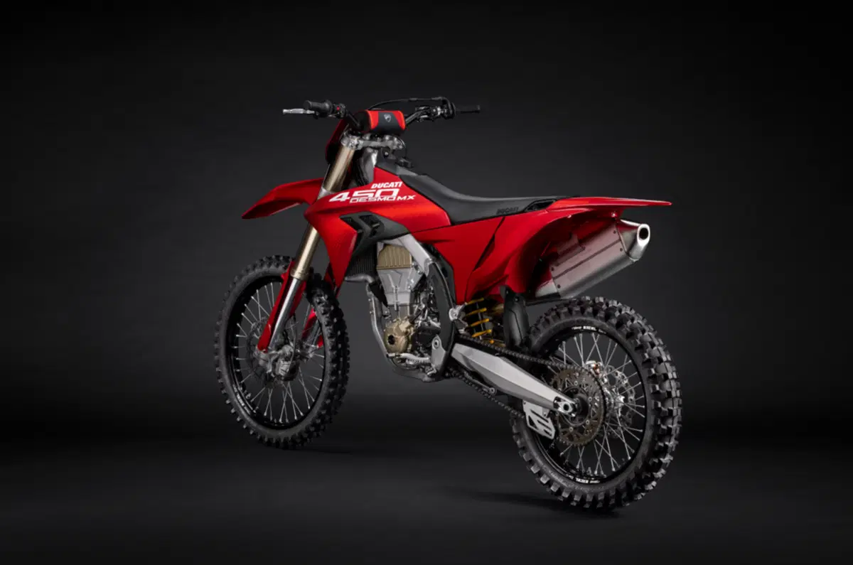 Desmo450 MX, momento storico: inizia la produzione della prima Ducati da motocross [GALLERY] (5)